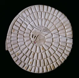 Ägyptisches schlangenförmiges Spielbrett, verwendet für das Schlangenspiel 